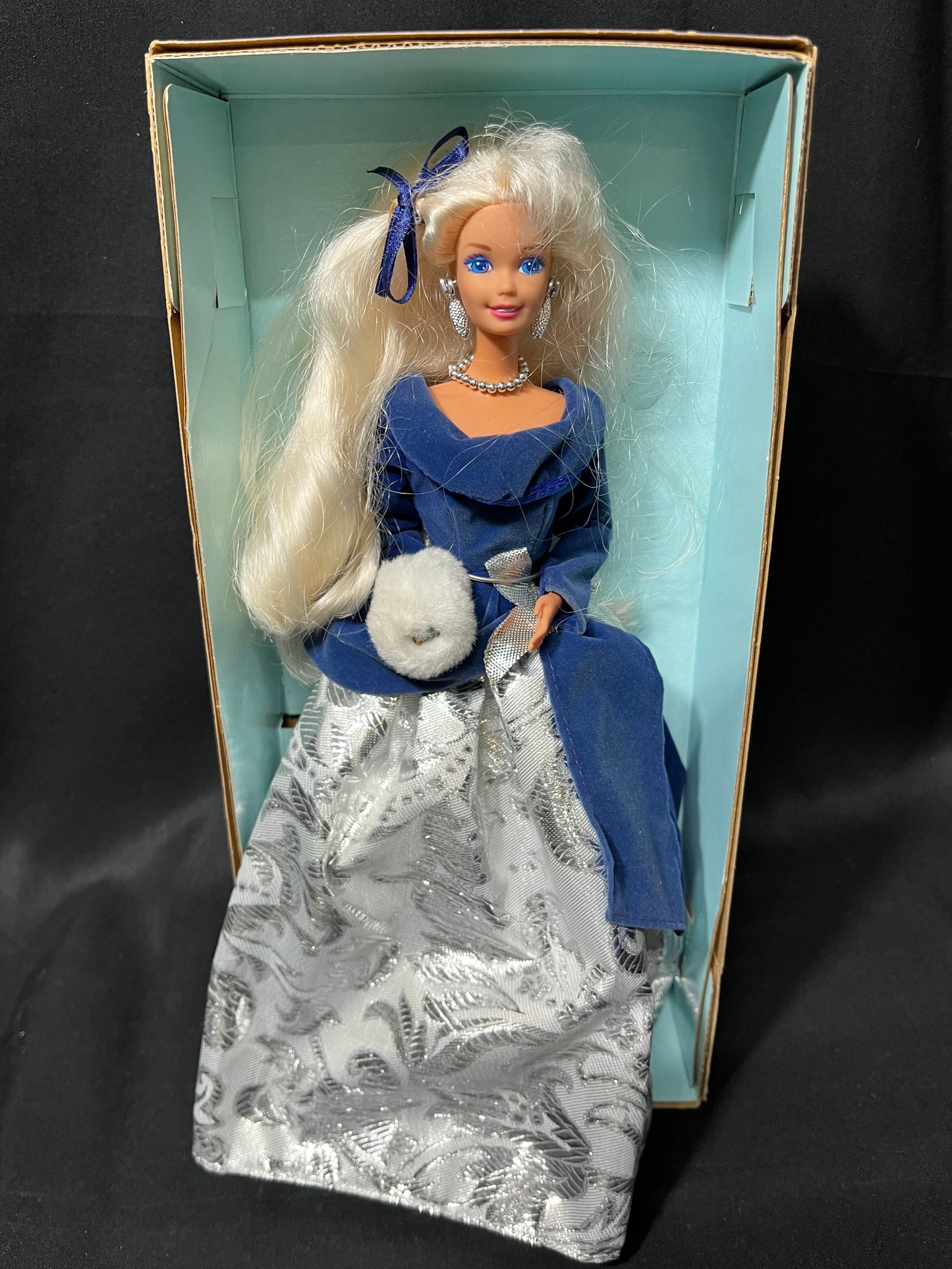 Avon Exclusive Winter Velvet Barbie (Mattel 1995)